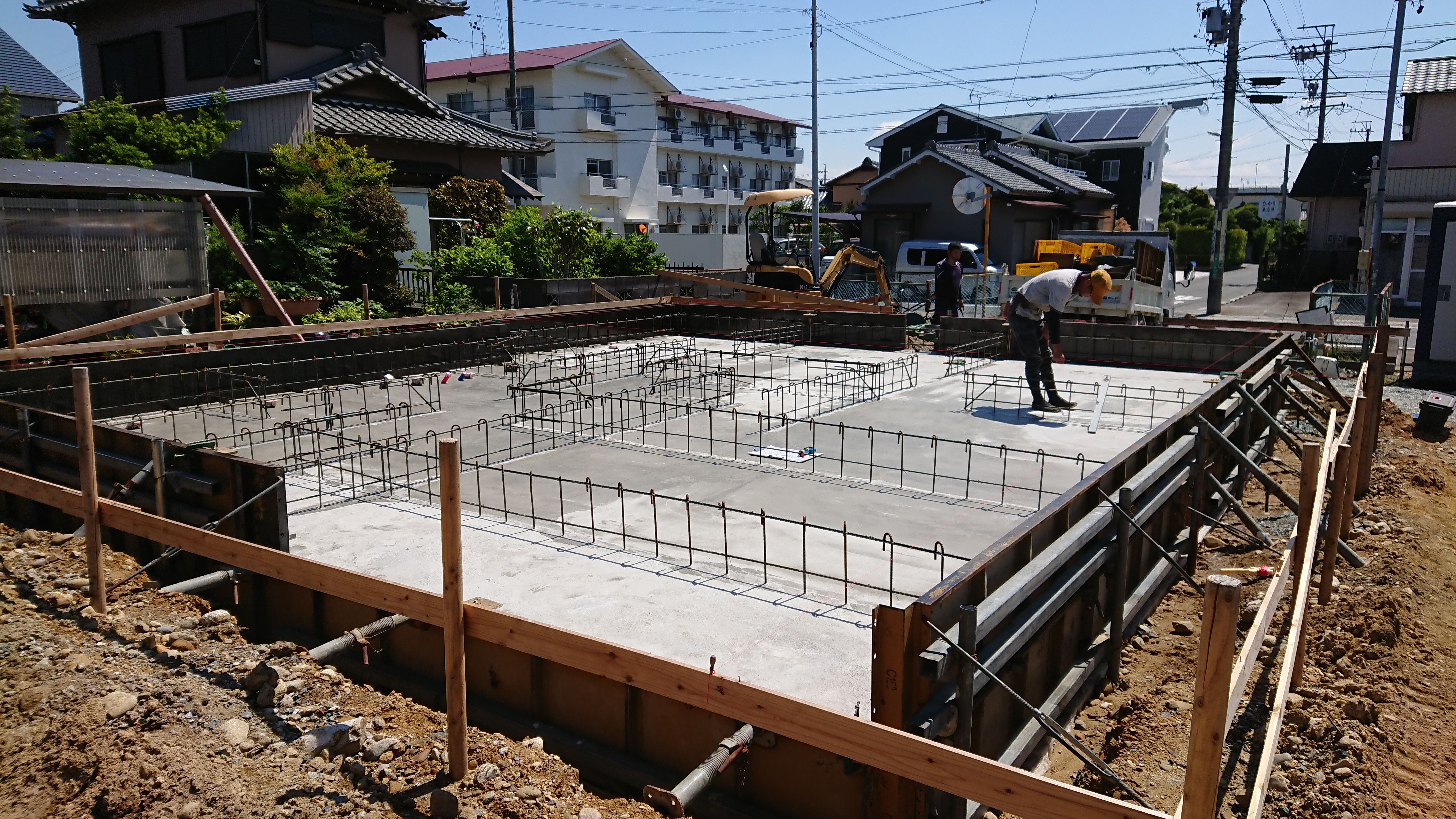 上島の杉の家  スラブ打ち完了